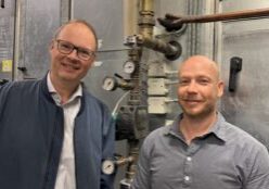 F.v. Isak Oksvold (direktør miljø- og bærekraft) og Erik Borgen (teknisk eiendomssjef) er fornøyde med 15 % reduksjon av energiforbruket som følge av bruk av KI løsningen "R8 Jenny". Foto: Møller Eiendom
